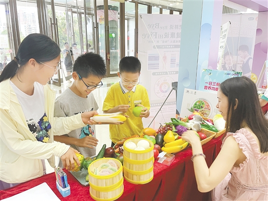 孩子們在趣味互動中學習營養(yǎng)知識。