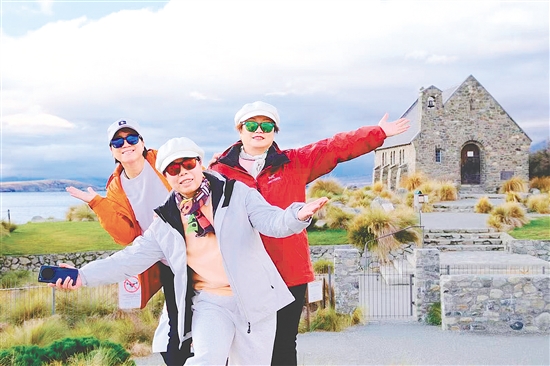 圖為江門市民在新西蘭旅游時的照片。旅行社供圖
