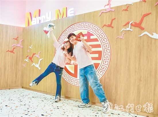 江海區(qū)婚姻登記處布置了溫馨浪漫的氛圍，吸引新人打卡留念。劉瓊