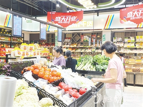 菜市場變身生鮮超市，吸引周邊居民前來選購。