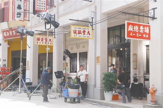 《風(fēng)與潮》劇組正在赤坎華僑古鎮(zhèn)拍攝。