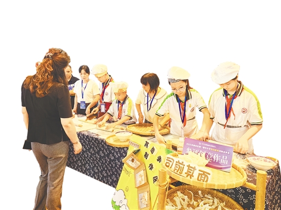 司前鎮(zhèn)石步小學學生正“沉浸式”體驗非遺“司前其面食俗”，打造獨具匠心的勞動課程。