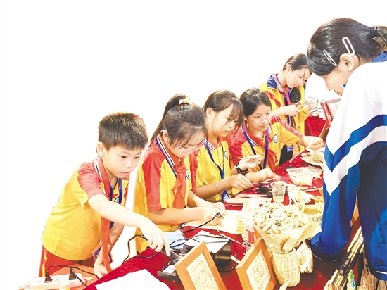 大澤鎮(zhèn)呂金銓學校開設葵藝課程，教授學生葵藝知識和烙畫技能。