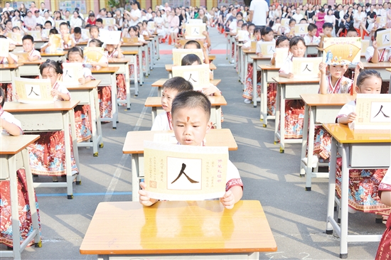學(xué)校定期舉辦藝術(shù)節(jié)、書香節(jié)等活動。