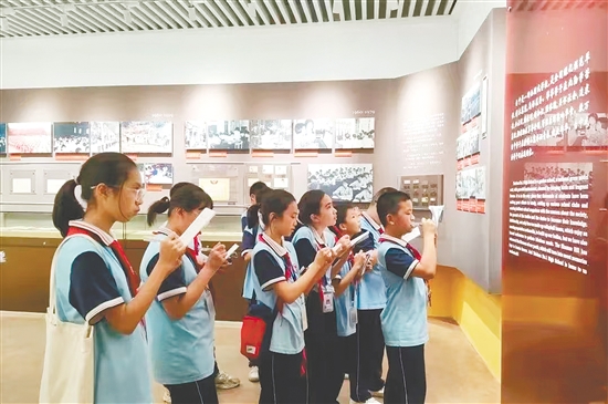 學(xué)校組織學(xué)生參觀博物館，開展紅色文化教育。