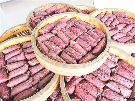 文龍?zhí)鹌肤兆拥曛谱鞯蔫潘疹仾毺兀杖~呈現紫紅色。