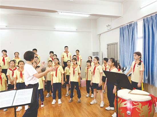 每個學(xué)期，沙坪街道第七小學(xué)都會制定教學(xué)計劃，結(jié)合學(xué)生實際情況選取訓(xùn)練曲目，以循序漸進(jìn)的模式開展合唱教學(xué)。
