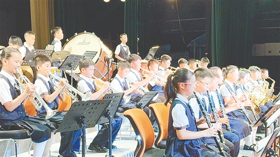 沙坪街道第七小學(xué)組建管弦樂團，讓學(xué)生接觸更多聲樂演奏形式，提高他們的音樂素養(yǎng)，培養(yǎng)他們的團隊合作精神。