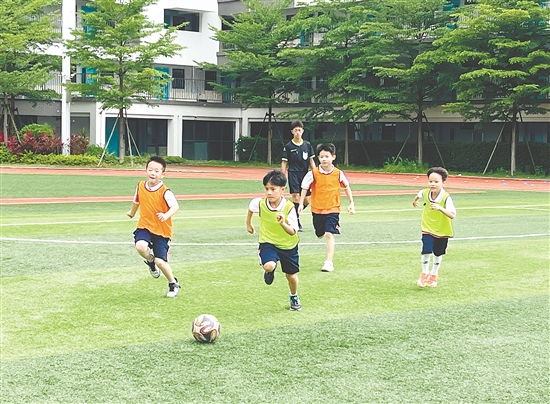 小球員們斗志昂揚、活力四射，盡情享受足球運動的樂趣。