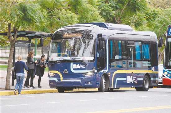 乘客在阿根廷布宜諾斯艾利斯街頭登上中國生產(chǎn)的電動公交車。新華社發(fā)