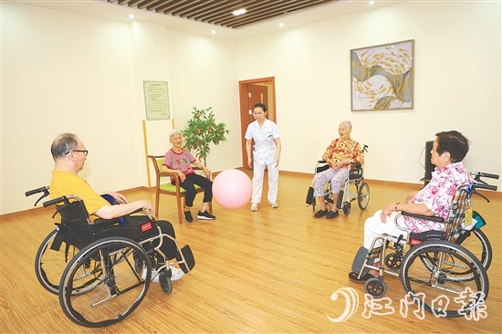 新會(huì)區(qū)養(yǎng)老中心定期安排活動(dòng)，讓入住長者的晚年生活過得充實(shí)而有趣。