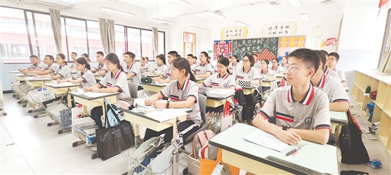 紫茶中學(xué)學(xué)生以良好的精神面貌迎接中考。