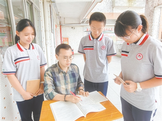 江門市第一中學(xué)景賢學(xué)校躍進(jìn)路校區(qū)學(xué)生認(rèn)真向老師請教。