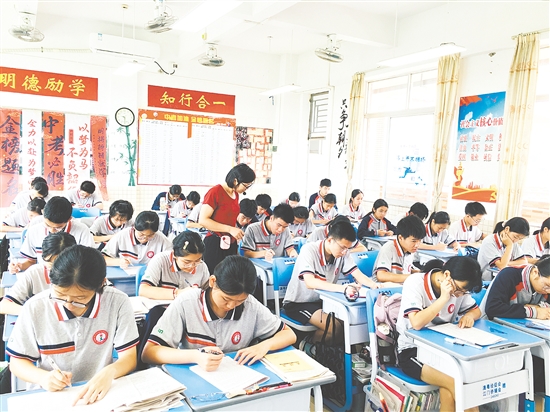 江門市棠下初級中學(xué)學(xué)生在專心備考。