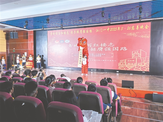 每年的“3·26”慈善晚會是學(xué)校的品牌活動。