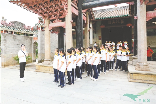 學(xué)生走進(jìn)陳白沙紀(jì)念館，探尋白沙文化精髓。
