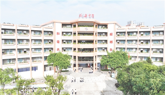 邑大附中1號樓翻新后，嶄新的墻面色彩明亮，給人煥然一新的感覺。