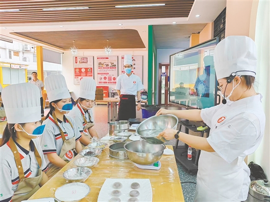 中小學(xué)生走進(jìn)中職學(xué)校學(xué)習(xí)技能。