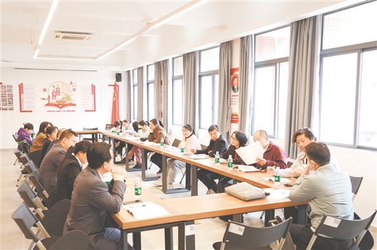 教研會(huì)議，教師們認(rèn)真研討。