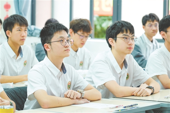 學(xué)生精神抖擻。