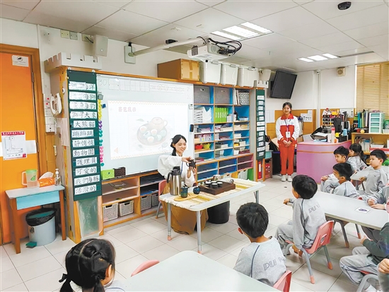 江門幼專學(xué)子為澳門小朋友表演茶藝。
