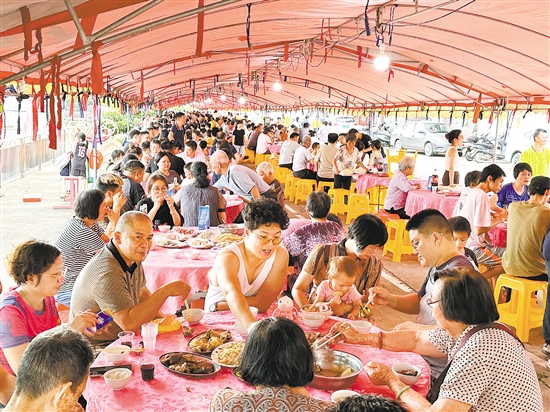 每年端午節(jié)期間，村民都會組織在一起吃龍船飯。