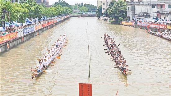 扒丁們?cè)诒荣愔袏^力劃槳。