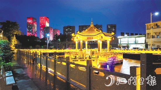篁莊社區(qū)積極修繕活化老舊建筑，以文明實(shí)踐夯實(shí)民生基礎(chǔ)。圖為“仁壽閣”親水涼亭夜景。