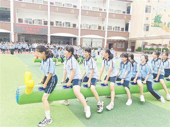 各班參賽學(xué)生以腿為槳、以手為舵，配合默契、奮勇向前。