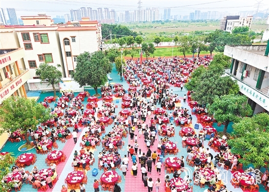 蓬江區(qū)棠下鎮(zhèn)大林村吃龍船飯，親朋好友共敘鄉(xiāng)情賀端午。郭永樂(lè)攝