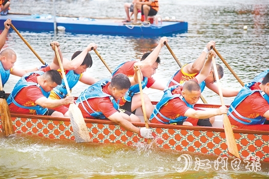恩平市橫陂鎮(zhèn)藍(lán)田水閘河道上演龍舟精彩對(duì)決。周曉營(yíng)攝