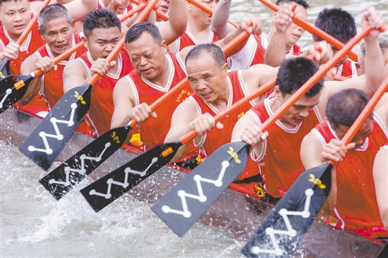 在2025年江海區(qū)禮樂(lè)龍舟活動(dòng)中，健兒們展現(xiàn)出“團(tuán)結(jié)拼搏、奮勇?tīng)?zhēng)先”的精神。周華東