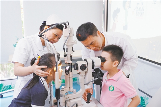 小朋友體驗(yàn)檢查設(shè)備。