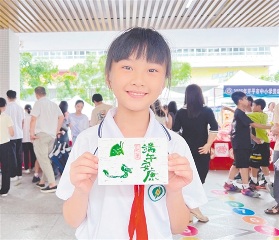 學(xué)生展示手工制作品。