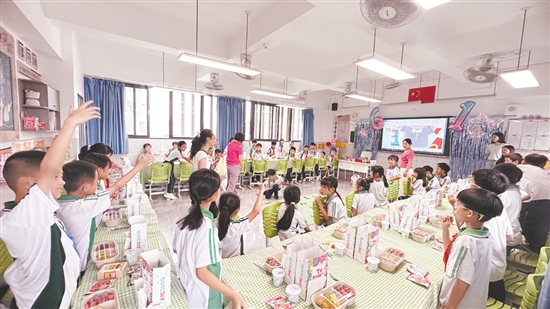 學(xué)生們參加家委會(huì)組織的班級(jí)趣味活動(dòng)慶祝節(jié)日。