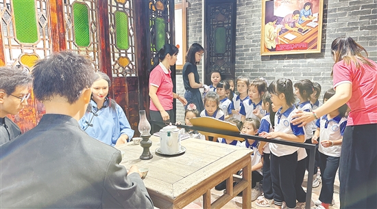 外海街道攜手江門(mén)幼師，打造“行走的思政課”，帶領(lǐng)青少年體悟革命先輩的精神。