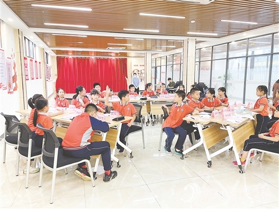 濱江社區(qū)創(chuàng)新舉辦“紅領(lǐng)巾議事會(huì)”，讓孩子們成為社區(qū)治理的“小當(dāng)家”。