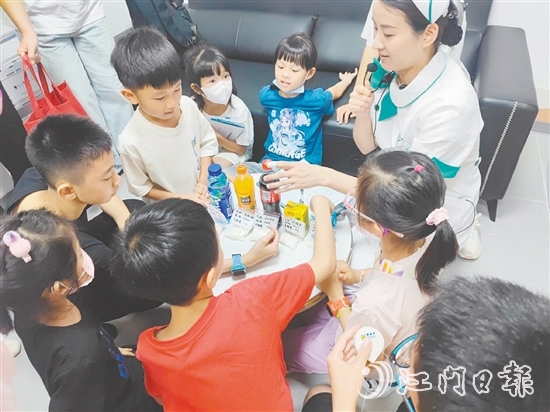 醫(yī)護人員針對常見的飲食誤區(qū)進行科普。