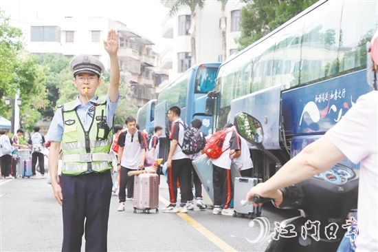 臺(tái)山交警護(hù)送高考考生。臺(tái)山公安供圖