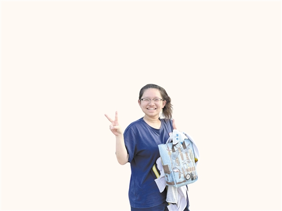 昨日下午數(shù)學(xué)考試結(jié)束，在江門(mén)一中考點(diǎn)，一位考生笑容滿面地走出考場(chǎng)。