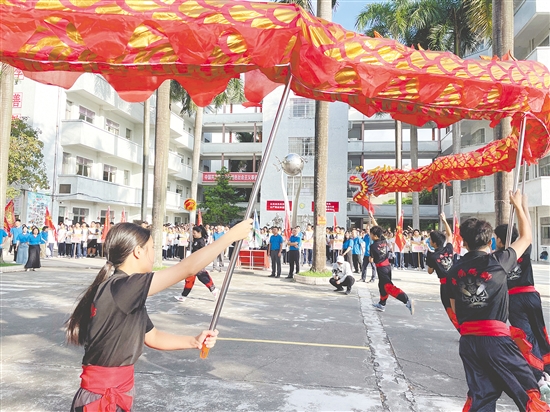 恩平僑中學(xué)弟學(xué)妹舞獅舞龍為高三學(xué)生送考。