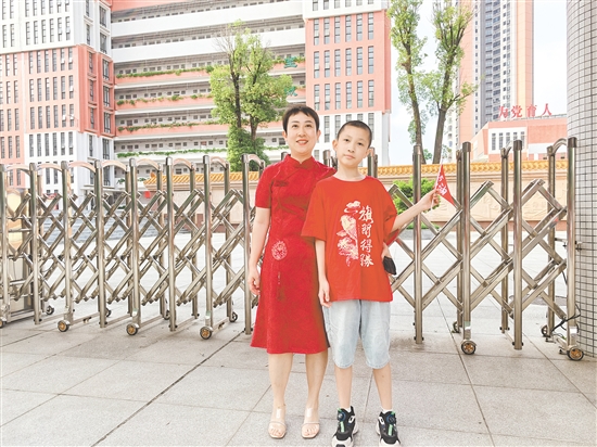 關(guān)女士穿著紅色旗袍為大兒子加油，寓意“開(kāi)門(mén)紅”。