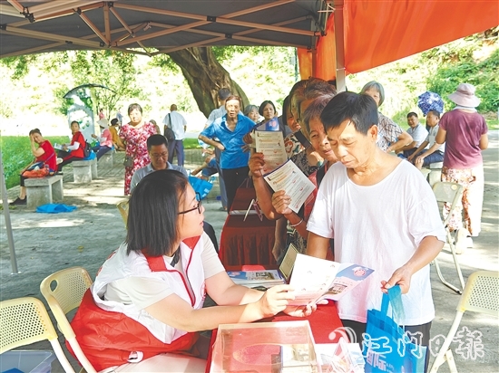 工作人員向市民宣傳新修訂的檔案法，普及家庭檔案建檔知識。