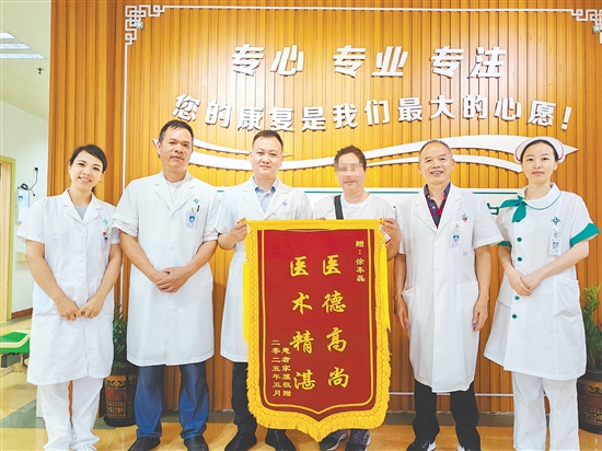 患者為醫(yī)護(hù)人員送上錦旗。