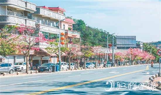 三合鎮(zhèn)溫泉村將生態(tài)優(yōu)勢轉(zhuǎn)化為發(fā)展優(yōu)勢，打造“水清岸綠、設(shè)施完善、鄉(xiāng)風(fēng)文明”的宜居環(huán)境。