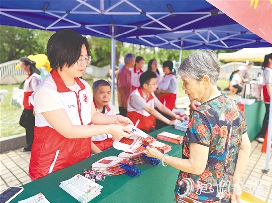 工作人員向群眾普及檔案法、檔案法實(shí)施條例等法律法規(guī)知識(shí)，增強(qiáng)群眾的檔案法治觀念。