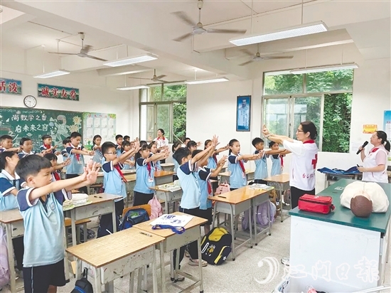 在實(shí)操環(huán)節(jié)，學(xué)生在專業(yè)師資的指導(dǎo)下學(xué)習(xí)急救技能。