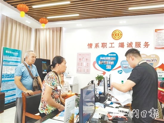 為解決漁民換證難題，工會直接將服務臺搬到漁港。