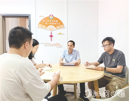 羅哲敬（右）用腳步丈量土地，用真情化解堅(jiān)冰。