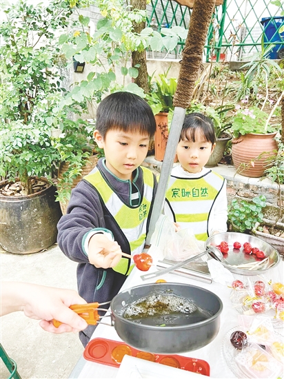 孩子們用自己采收的甘蔗熬糖水制作糖葫蘆，感受勞動(dòng)的樂趣。
